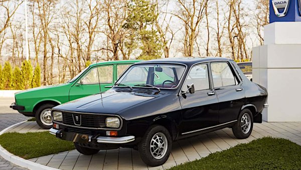 Сега Dacia е изцяло собственост на Renault. Всъщност, е основана в края на 60-те години, за да произвежда френската кола по лиценз в Румъния. Първият модел, 1100, е местната версия на Renault 8, но се произвеждаше само няколко години. 

Не така е при 1300, базиране на 12-ата на французите. С няколко актуализации и  промени на името, тази кола издържа чак до 2004 година като седан и до 2006-а като пикап. Интересно, надживява с над 20 години модела на Renault.